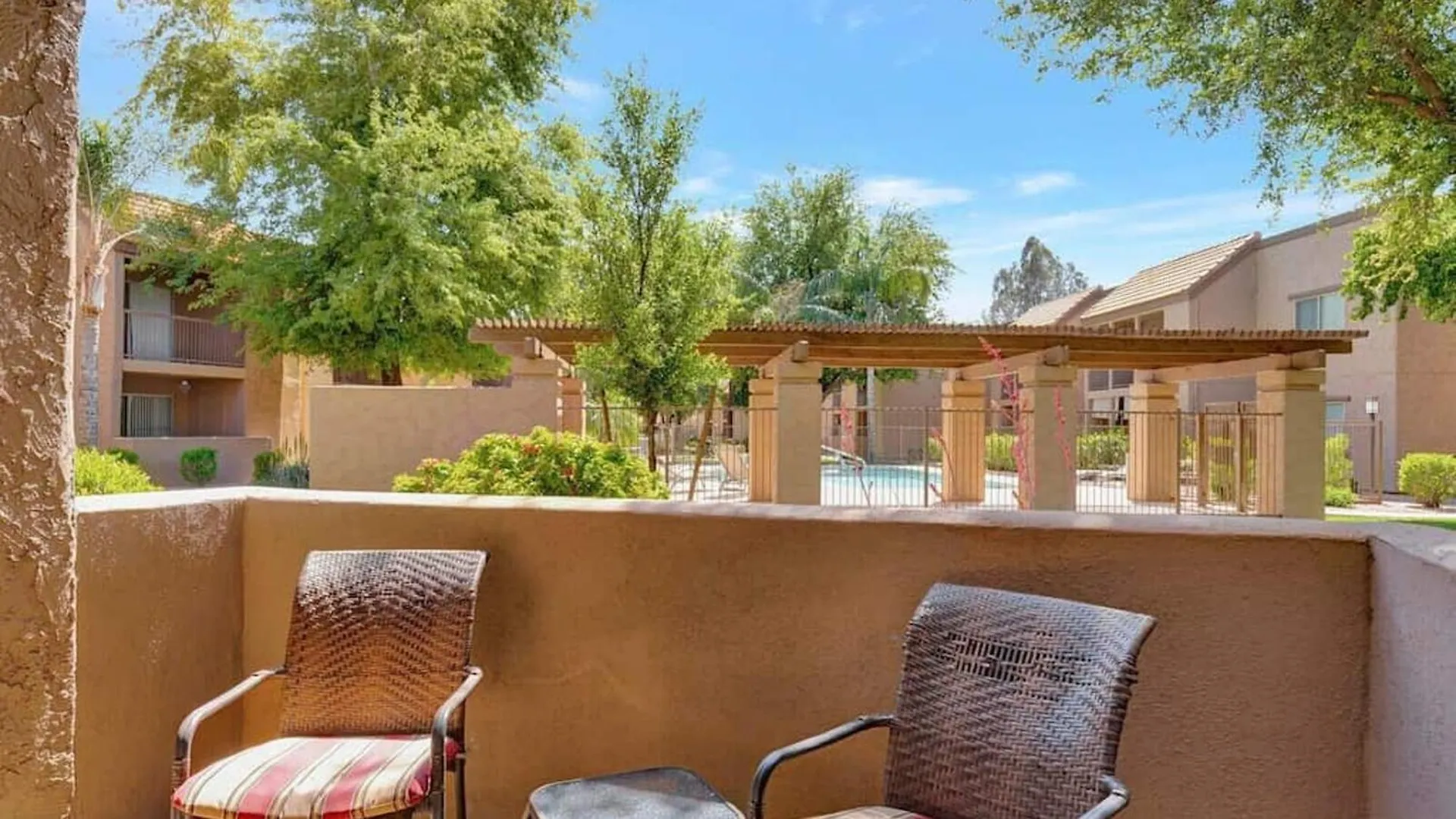 Poolside 2 Bdrm Condo Prime Scottsdale Location بيت للعطل